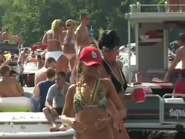 Girls Flash Their Tits For Beads