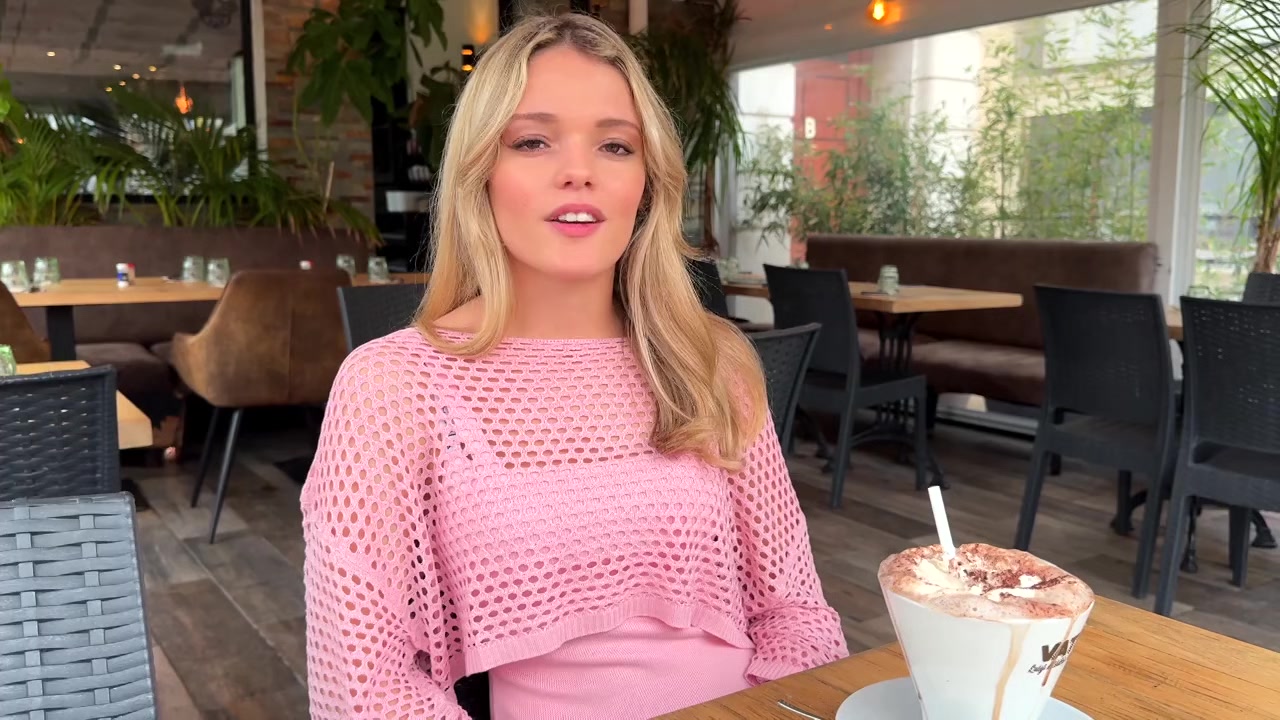 Claudia, 23, young and (very) pretty law student in Bordeaux! - Jacquie et Michel TV