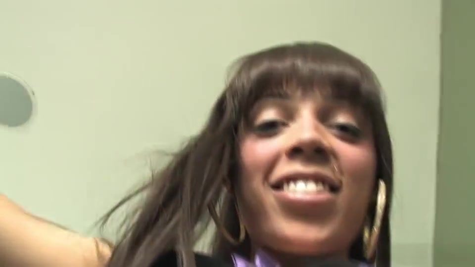 Britney Fox shoves A dildo In tgreetingss guyr arse!