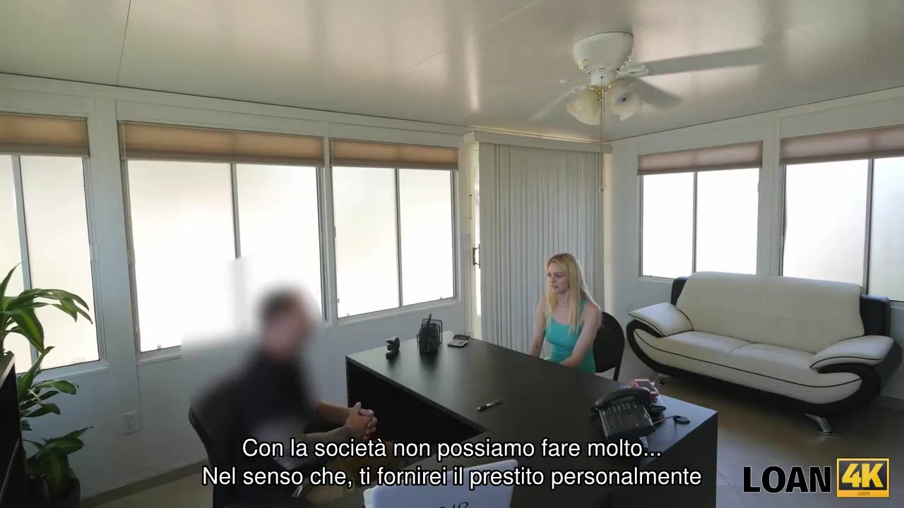 LOAN4K. L'uomo prende la macchina fotografica e organizza