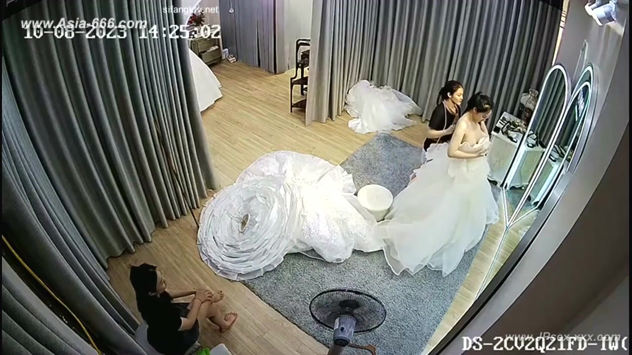 Hackers use the camera to remote monitoring of a lover's home life.625