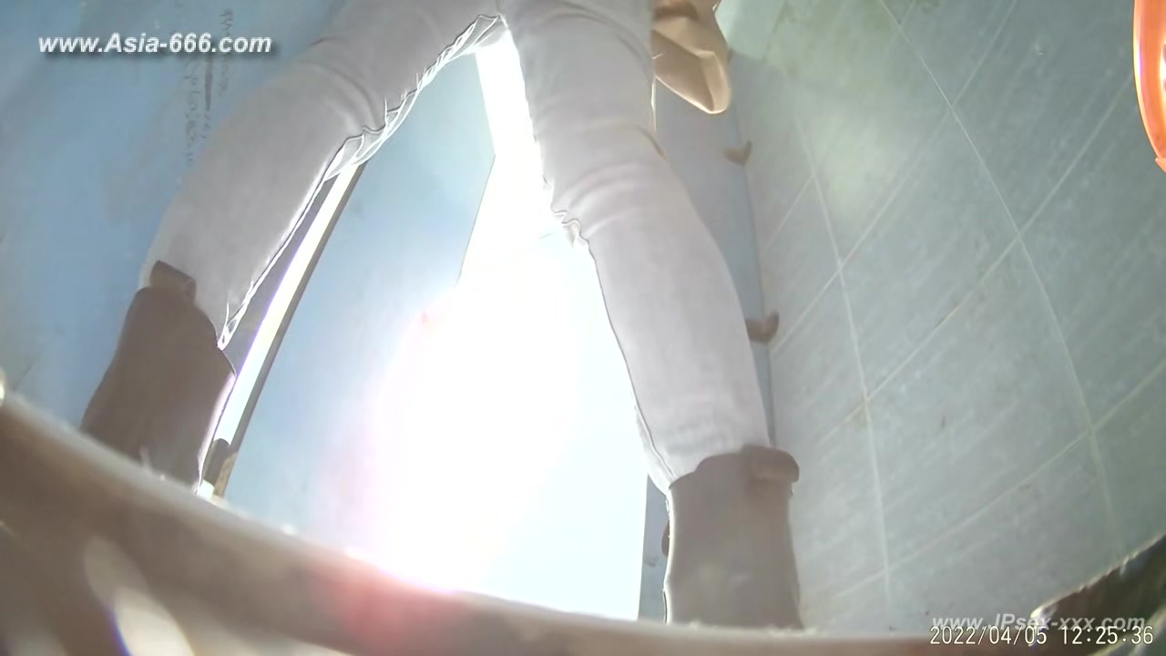chinese girls go to toilet.310