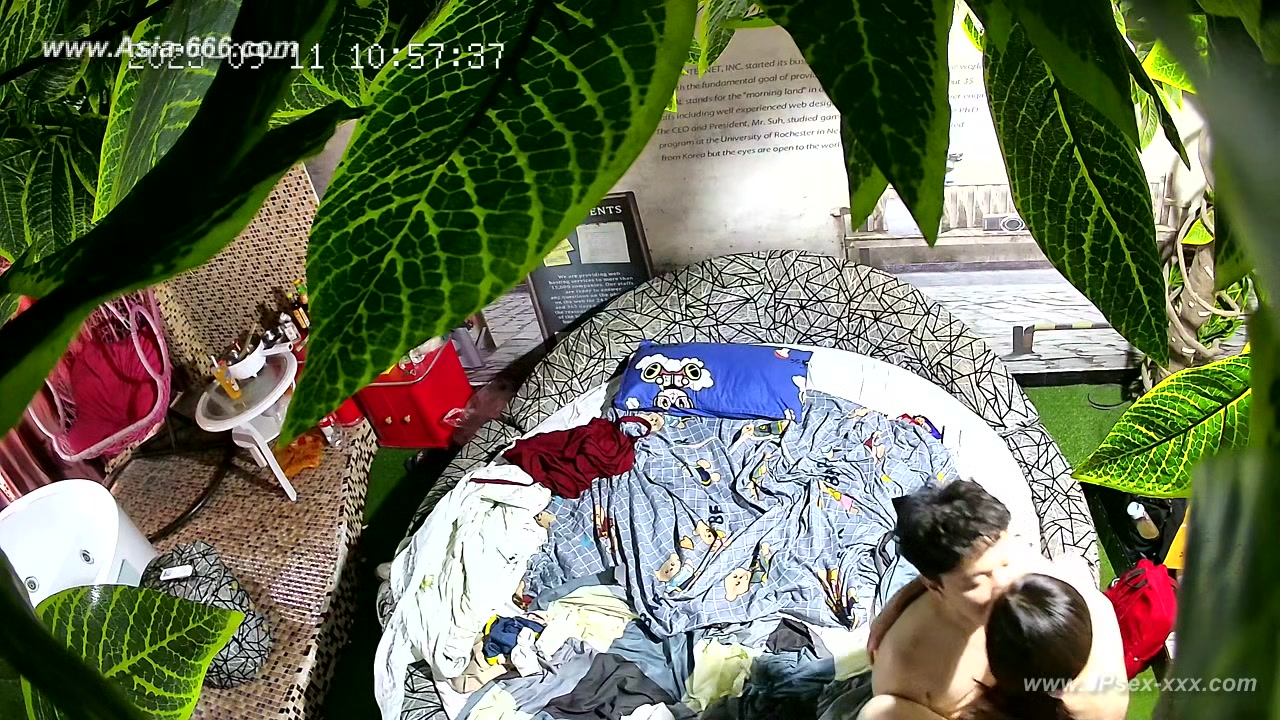 Hackers use the camera to remote monitoring of a lover's home life.627