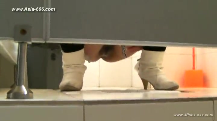 chinese girls go to toilet.33