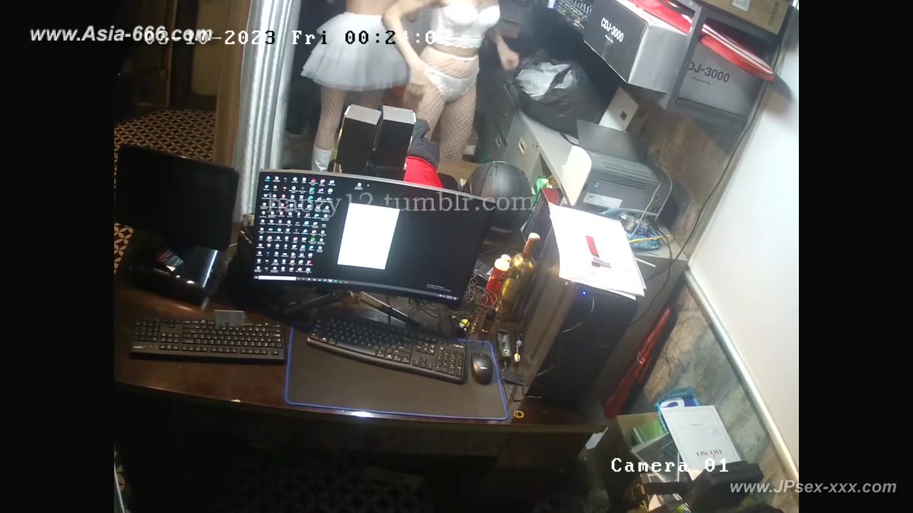 Hackers use the camera to remote monitoring of a lover's home life.600