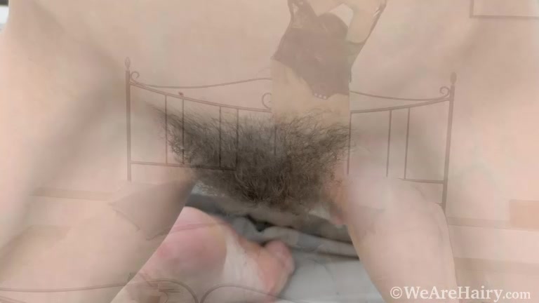 Mia Sanders masturbates in her bed