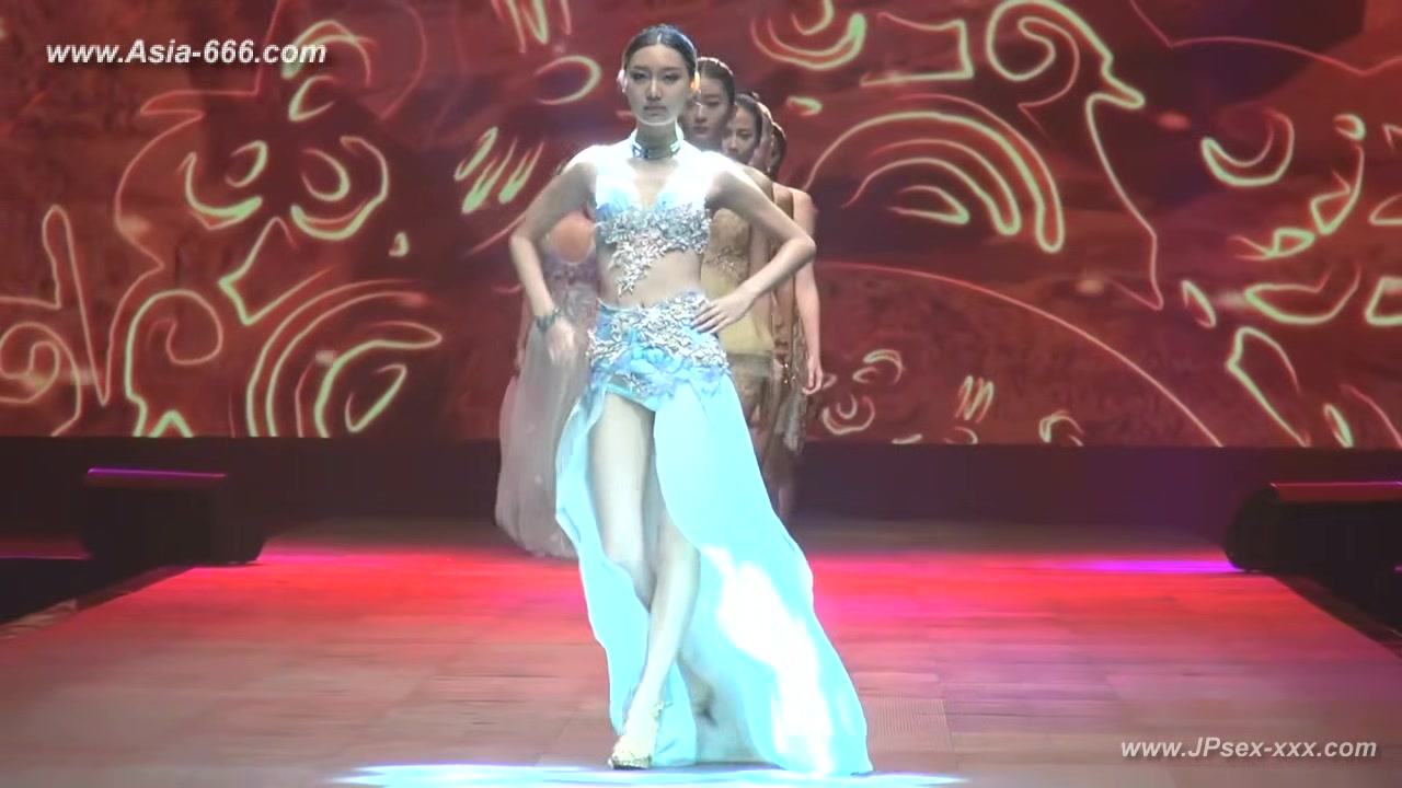 Chinese model in sexy lingerie show.20