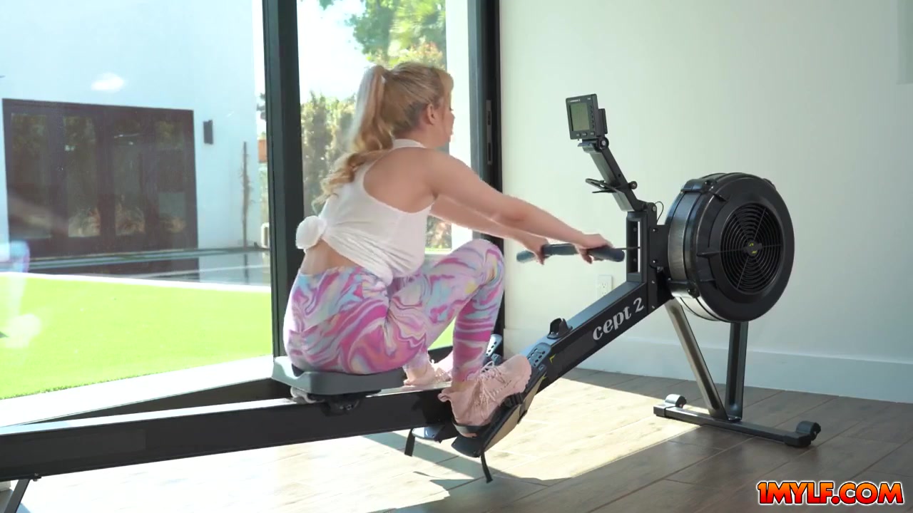 Jessica Spreads Her Legs Wide Open For Her Favorite Trainer