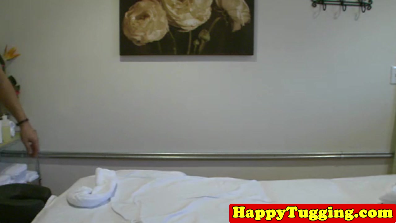 Asian masseuse jerks and gives assjob to guy