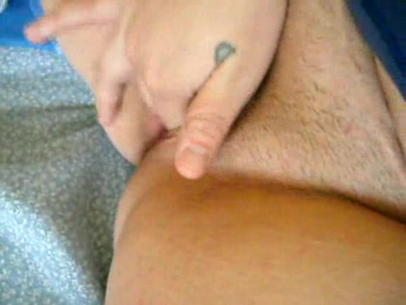 Mature woman uses her fingers to stimulate her fatty snatch