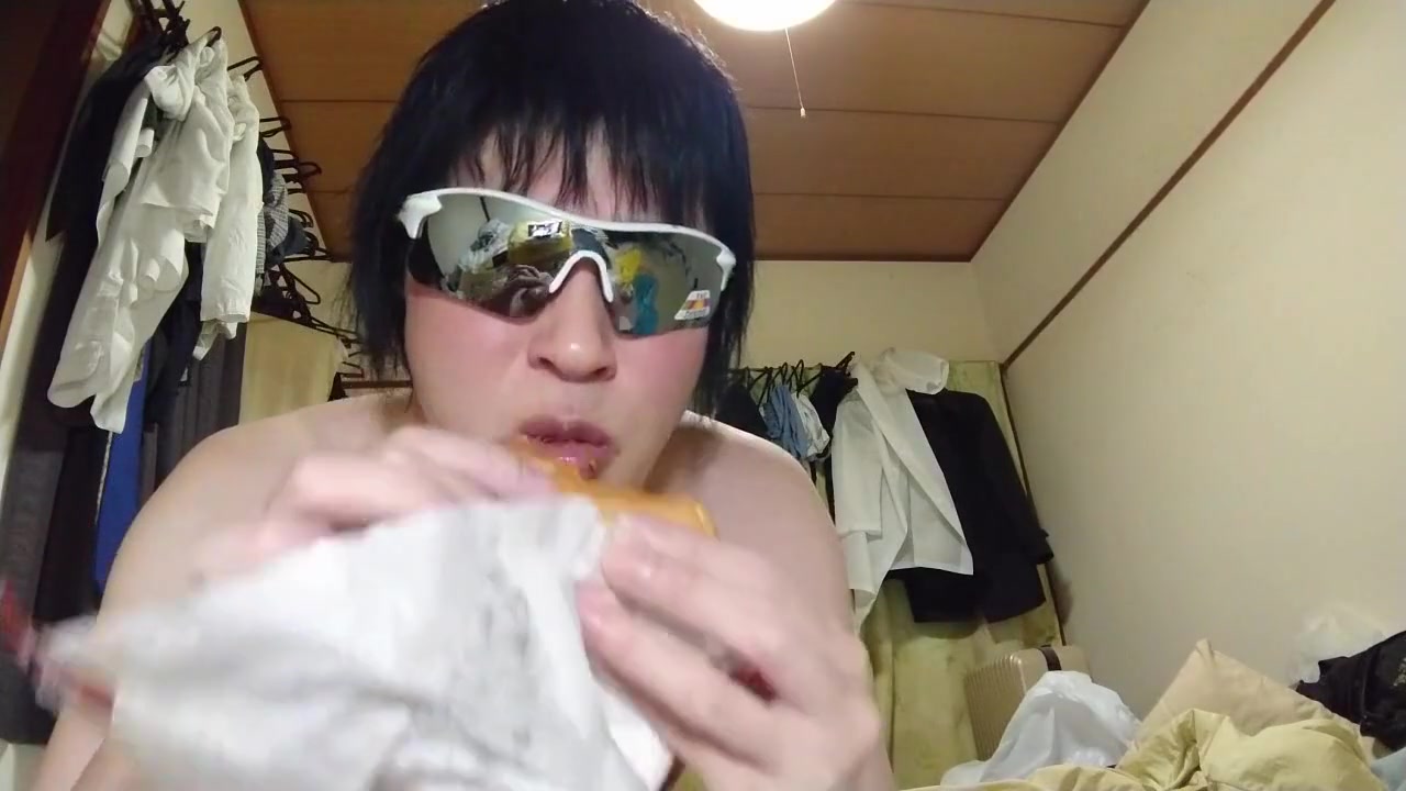 07/03 eating Hamburger While Drinking Beer