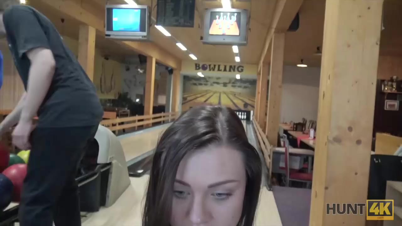 HUNT4K. Lucky Fucker organisiert wundervolle Abholung beim Bowling