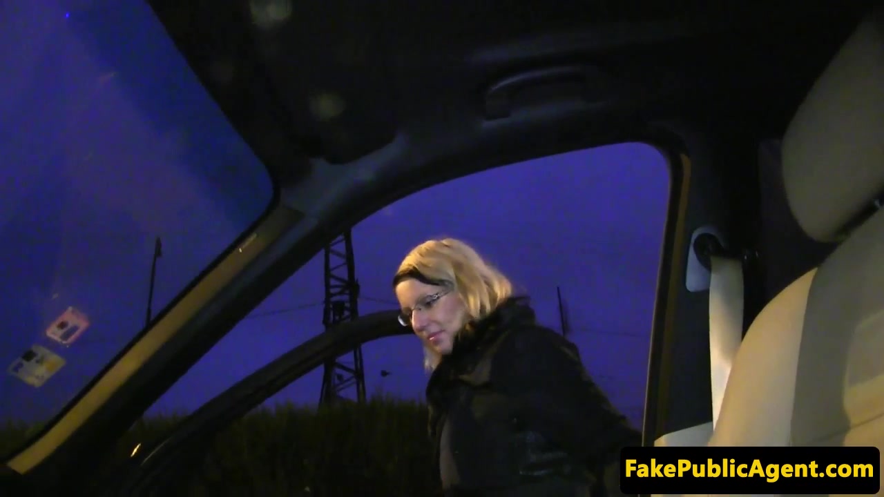 Amateur eurobabe nailed on cars tailgate