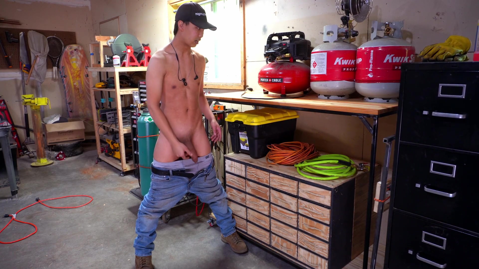 Crazy Welder Stretches His Ass With A Plug All Day At Work