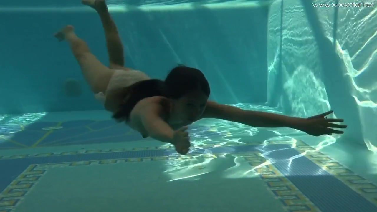 Stefanie Moon In Swims Nude In The Pool