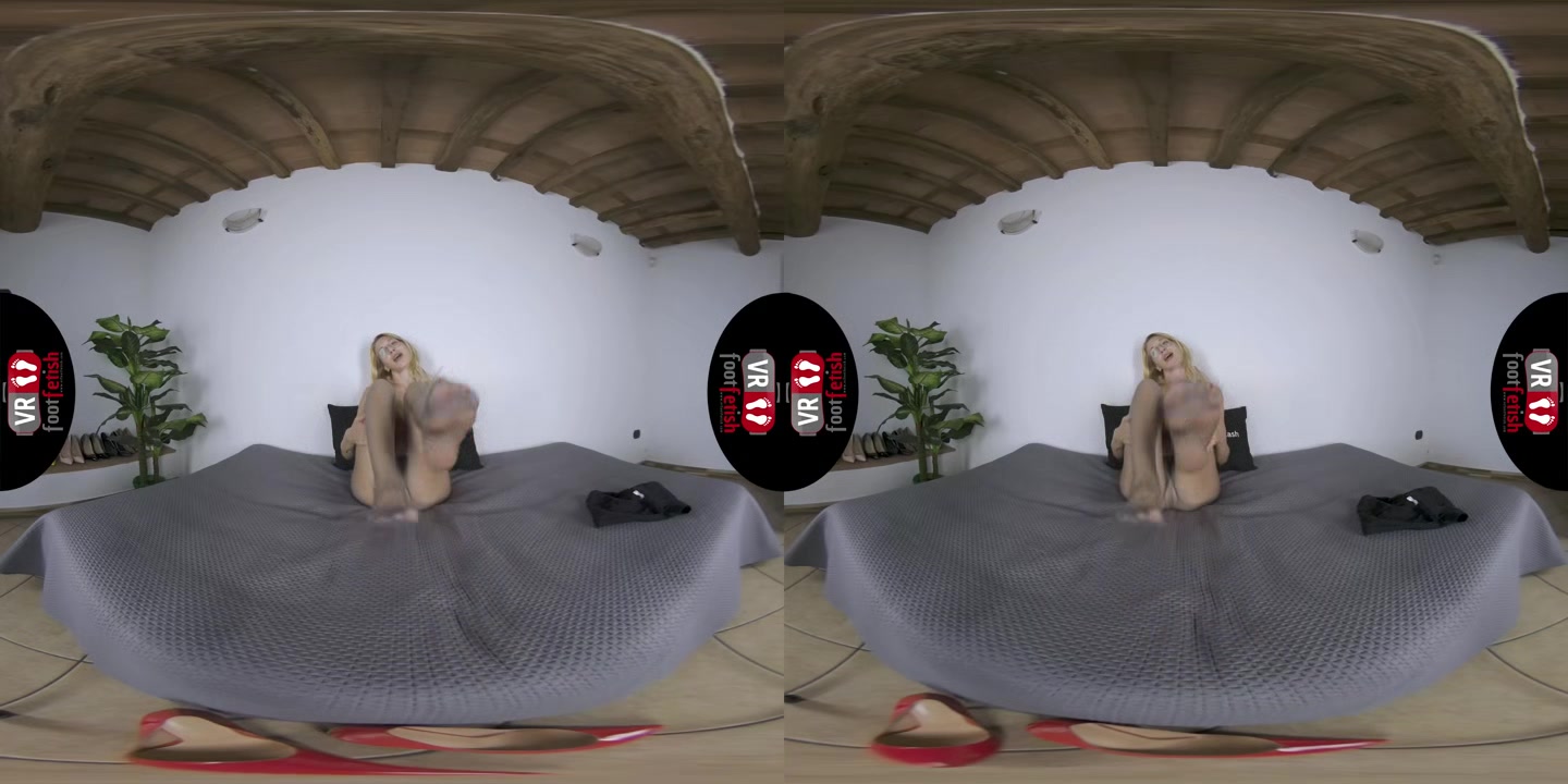 Curvy Blonde Babe Candy Rubbing Her Shaved Pussy And Posing Her Sexy Feet