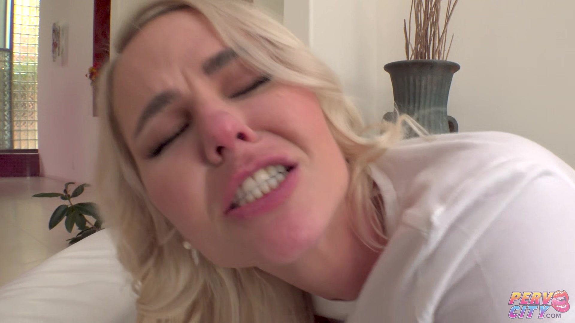 Sexy Blonde Slimthick Vic's Passionate Foot Worship and Fucking