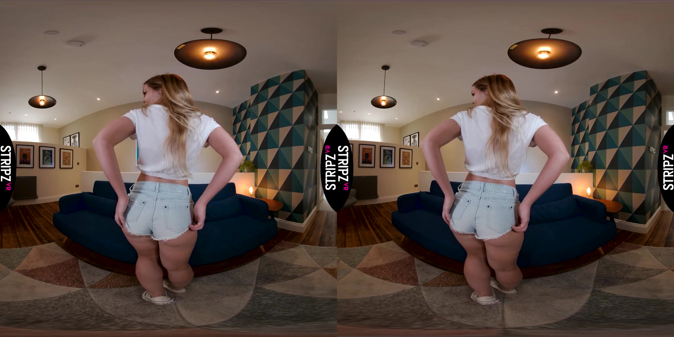 Elle Hunter in Banging Boobs - StripzVR