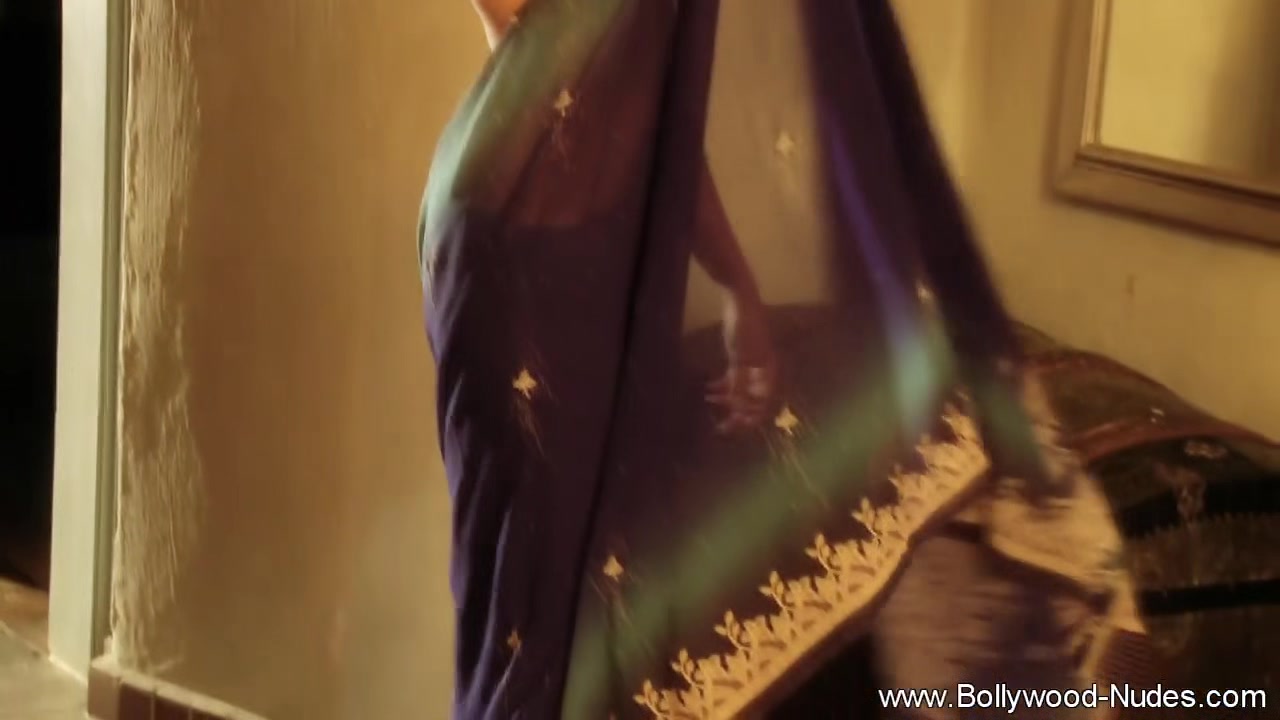 A Seductive and Sexy Dance Moves From An Indian MILF