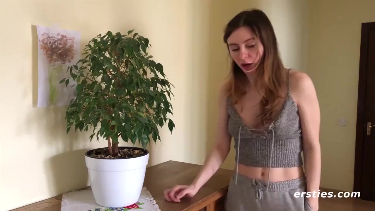 Lina Masturbates For The Camera