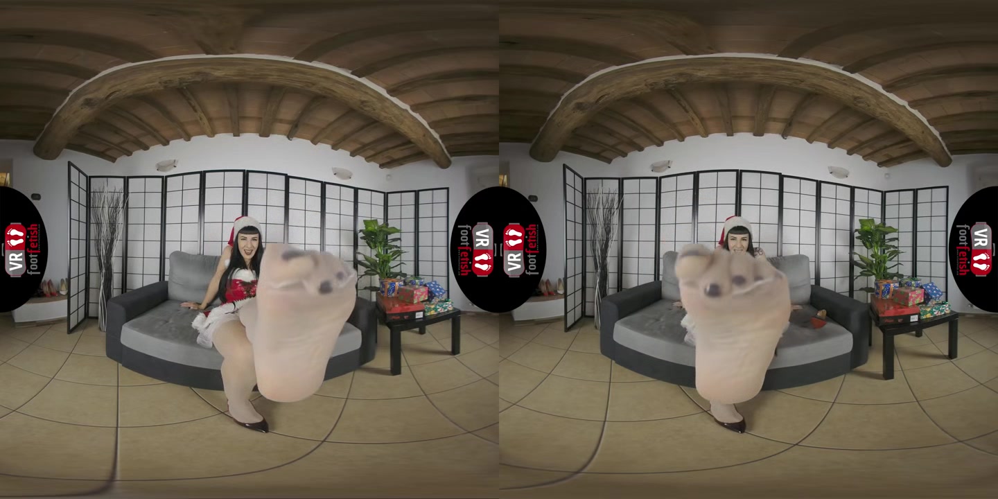 Sexy Babe Daphne Wearing Her Santa Claus Costume Enjoys Posing Her Beautiful Feet And Toes In VR - VRFootFetish