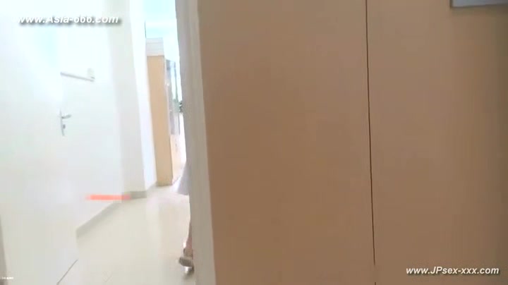peeping chinese woman to go to the hospital for an injection.5