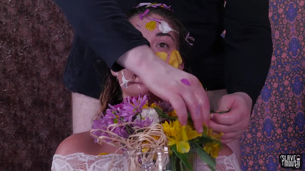 Submissive babe sucking master