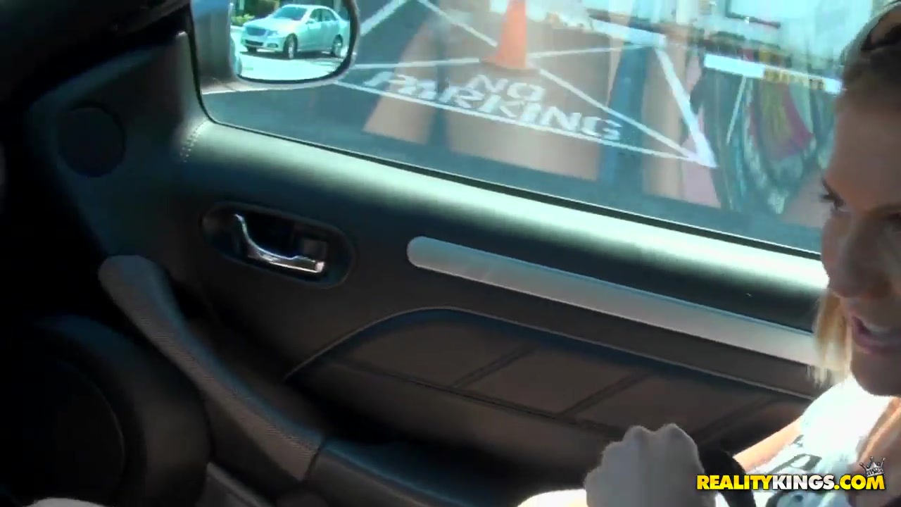 Hot blonde Bella sucks in the car