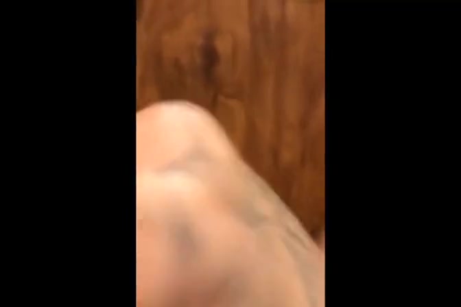 Travesti peituda sentando no consolo