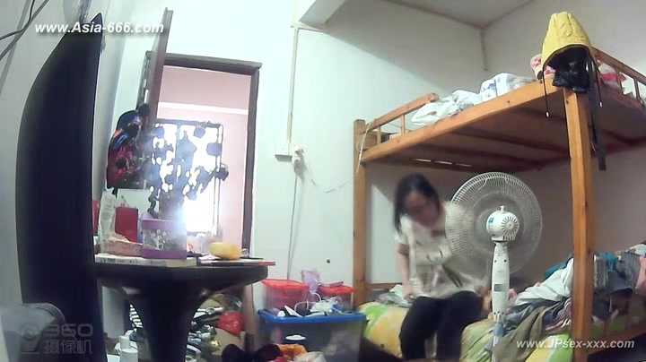 Hackers use the camera to remote monitoring of a lover's home life.250_2