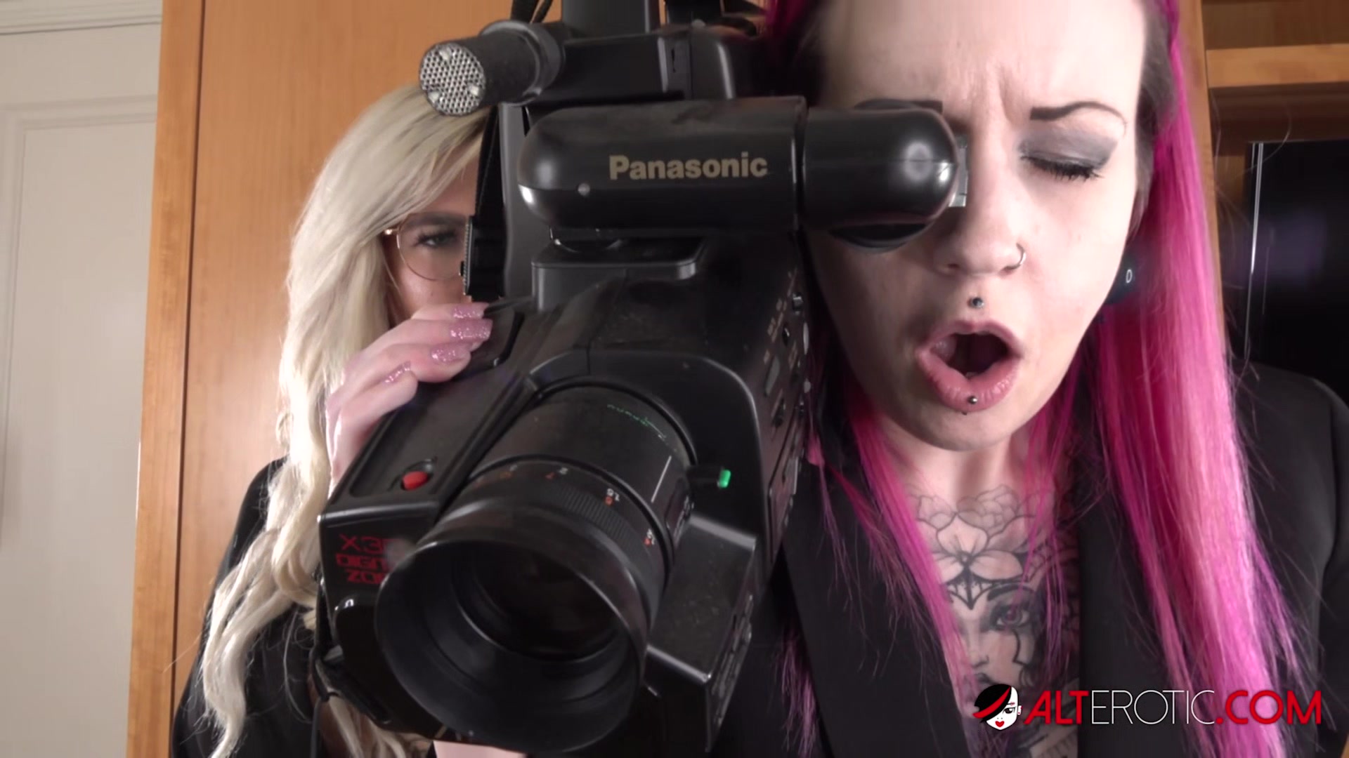 Female Detectives Probe an Alien Pussy Tattoo! - AltErotic