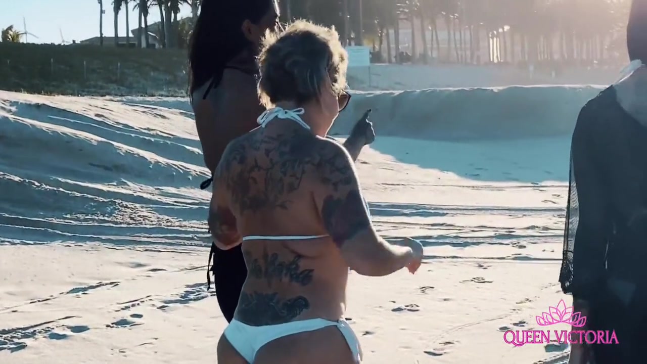 Eu E A Cassi Pegamos O Boy Safado Na Praia E Levamos Ele Para Quarto E Chupamos Muito Aquele Pau Gostoso. 6 Min