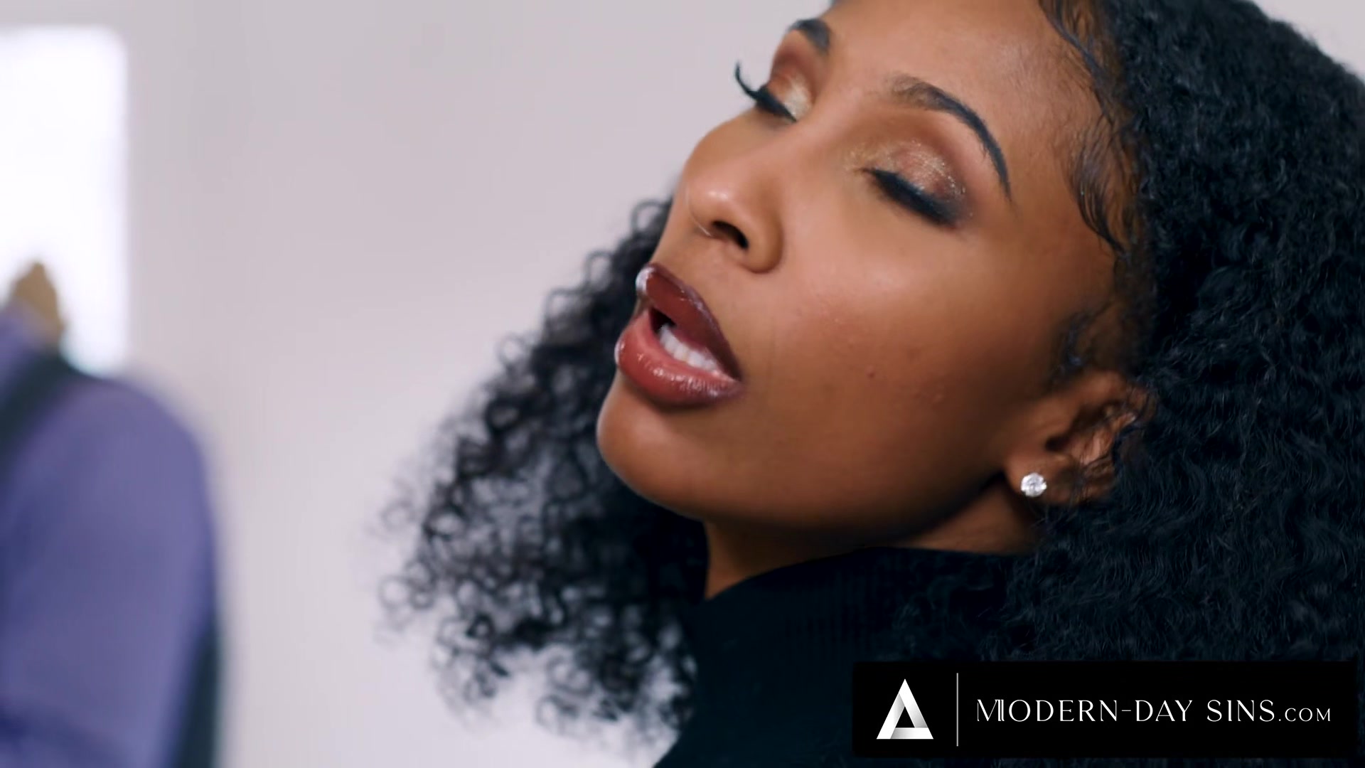 MODERN-DAY SINS - Olivia Jayy Joins Ebony Nicole Kitt For INTERRACIAL THREESOME! CREAMPIE!