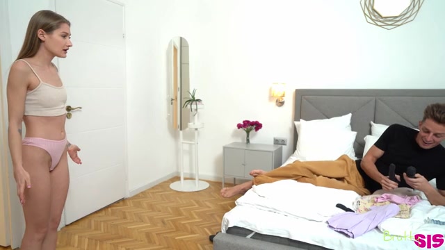In My Stepsisters Bedroom - S26:E9 - Brattysis