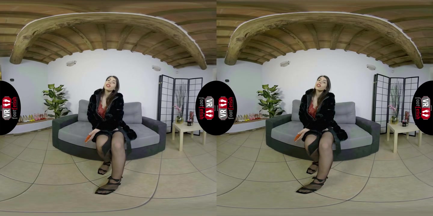 Hot sexy toes of Petra wiggle and spread right in your face in virtual reality - VRFootFetish