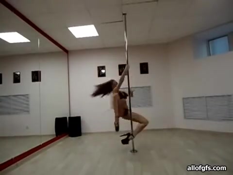 Leila pole dancing