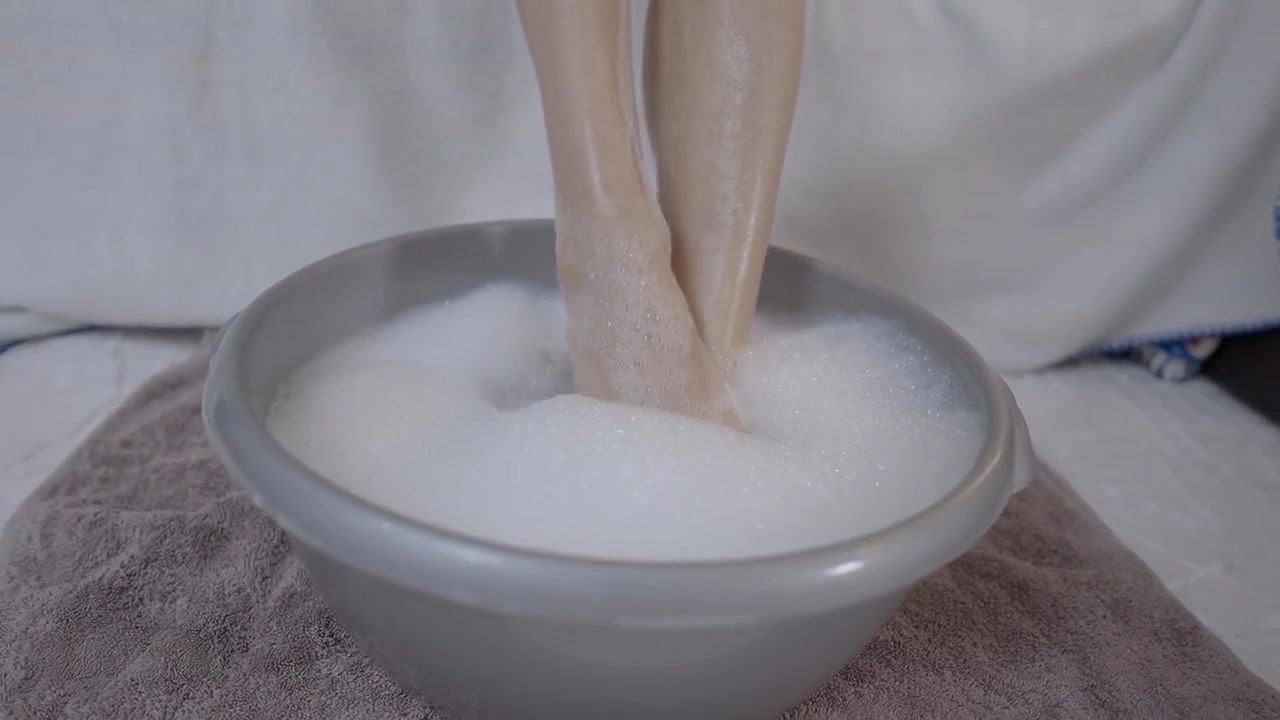 Jasmin Takes A Footbath - Hot To See