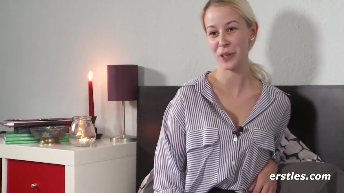 Die Blonde Jenny Massiert Ihre Rasierte Muschi Ausgiebig