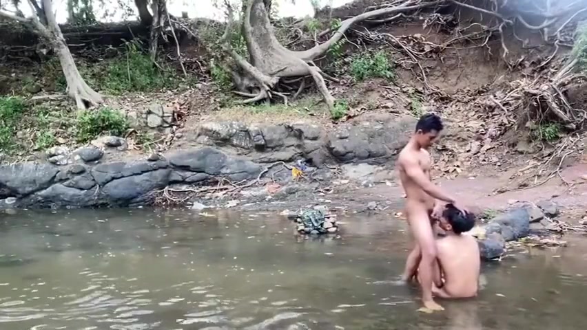 Demen Bener Main Di Sungai