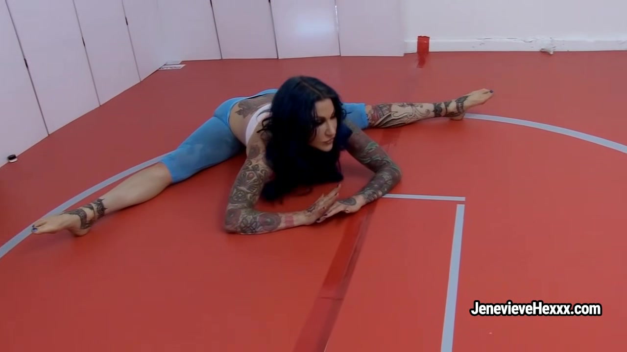 Gothic busty MILF Jenevieve Hexxx rubs dick with her hands and tits