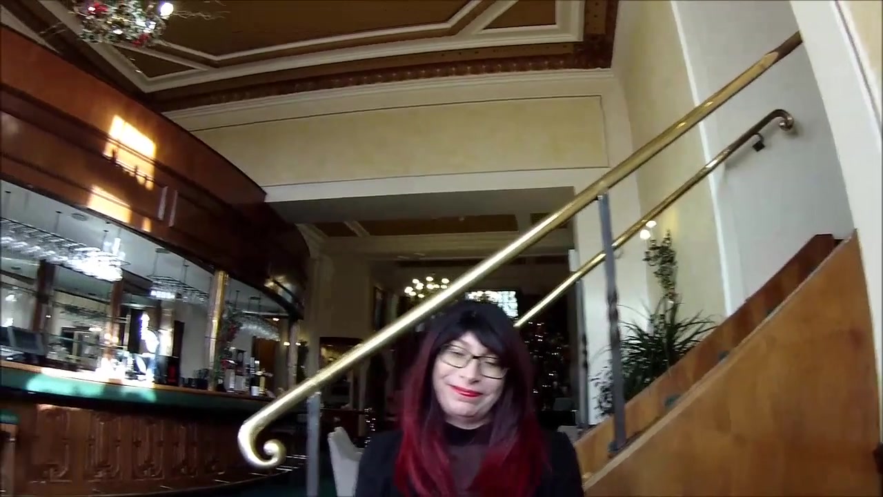 Barby Flashes In The Bar - TacAmateurs