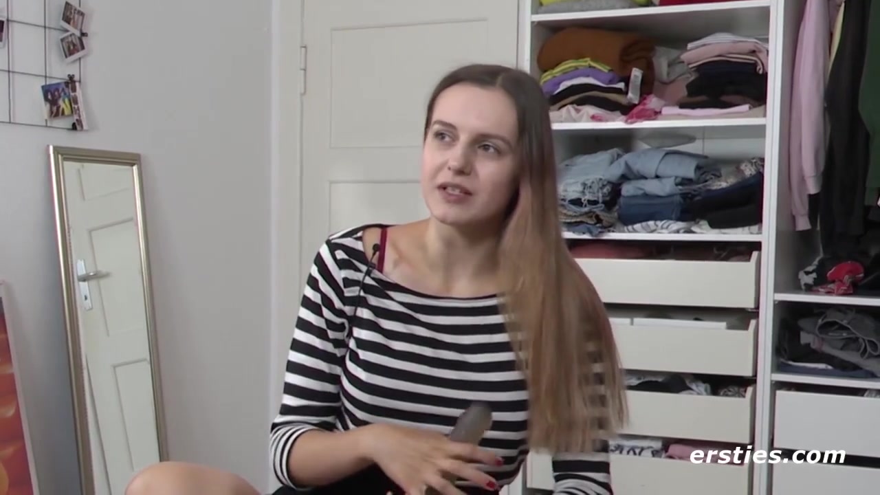 Lauren Masturbiert Mit Fingern Und Grobem Dildo