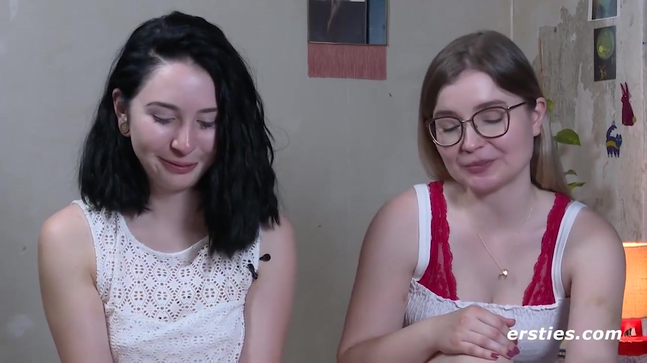 Die 18-jahrige Joanna Hat Ihr Erstes Lesbisches