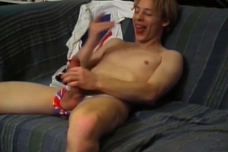 Susser Britischer Blondschopf Spritzt Sich Nebst Bauch Auch Ins Gesicht. Ohje Was Fur Eine Sauerei 6 Min