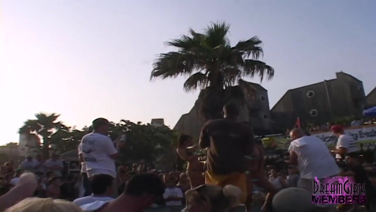 College Girls Get Naked In Front Of Huge Crowd - DreamGirlsMembers