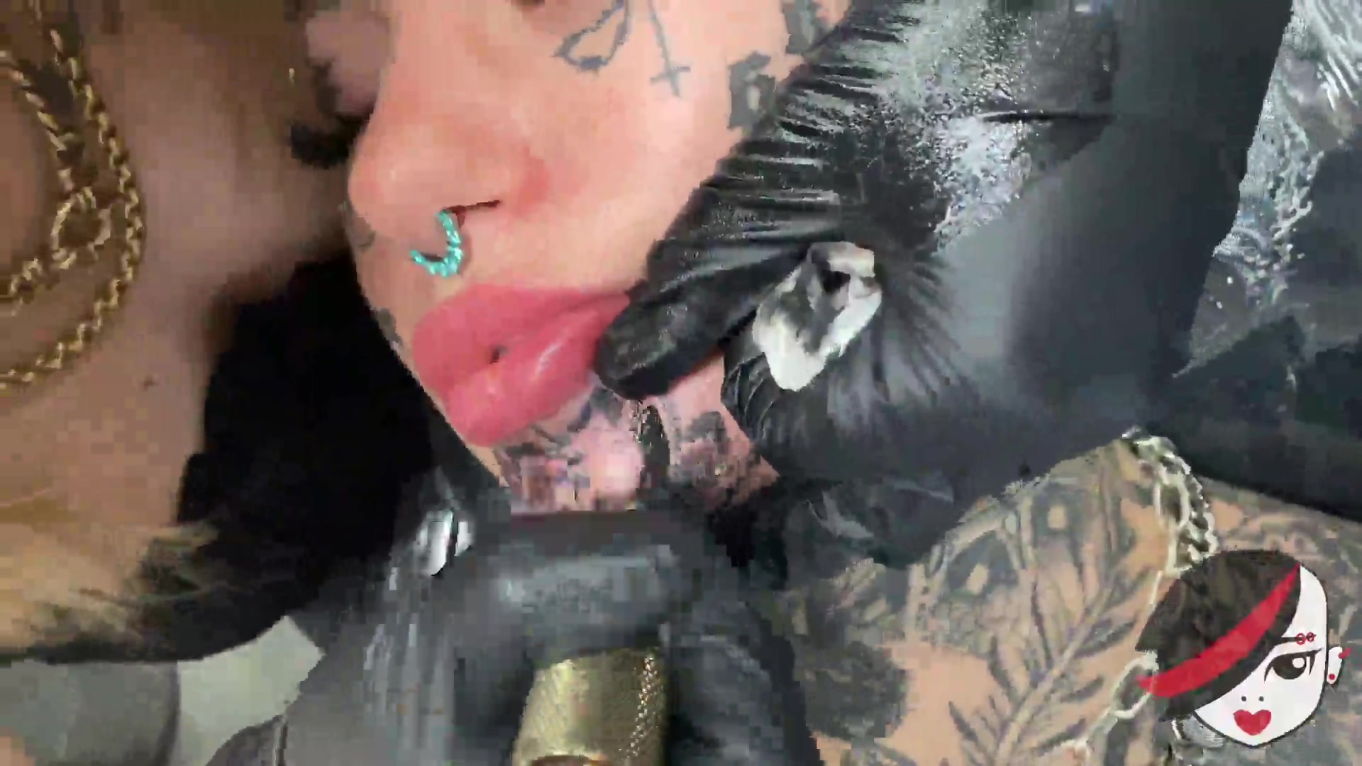 Amber Luke Getting a Chin Tattoo