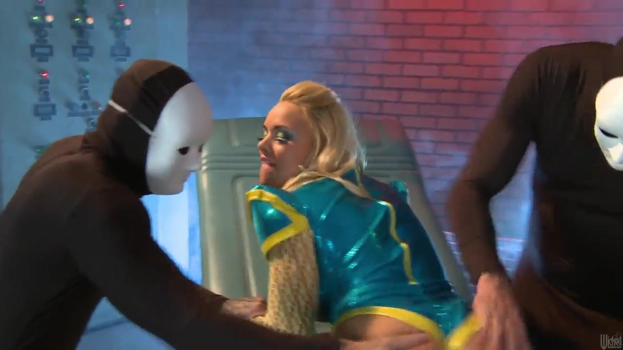 Hot cosplay video of the sexy Alexis Monroe