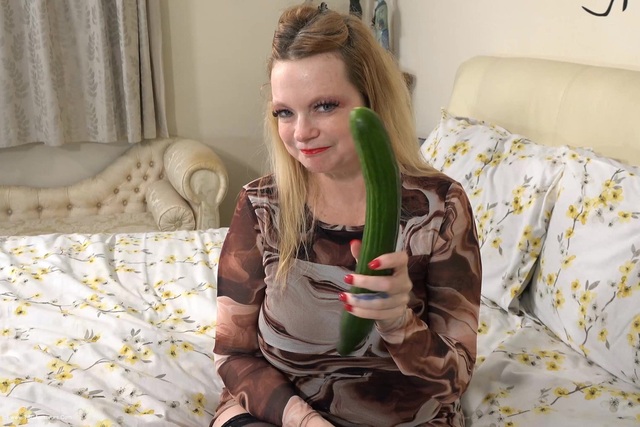 Summer Angel Lee - Dildo & Cucumber Playtime Pt2