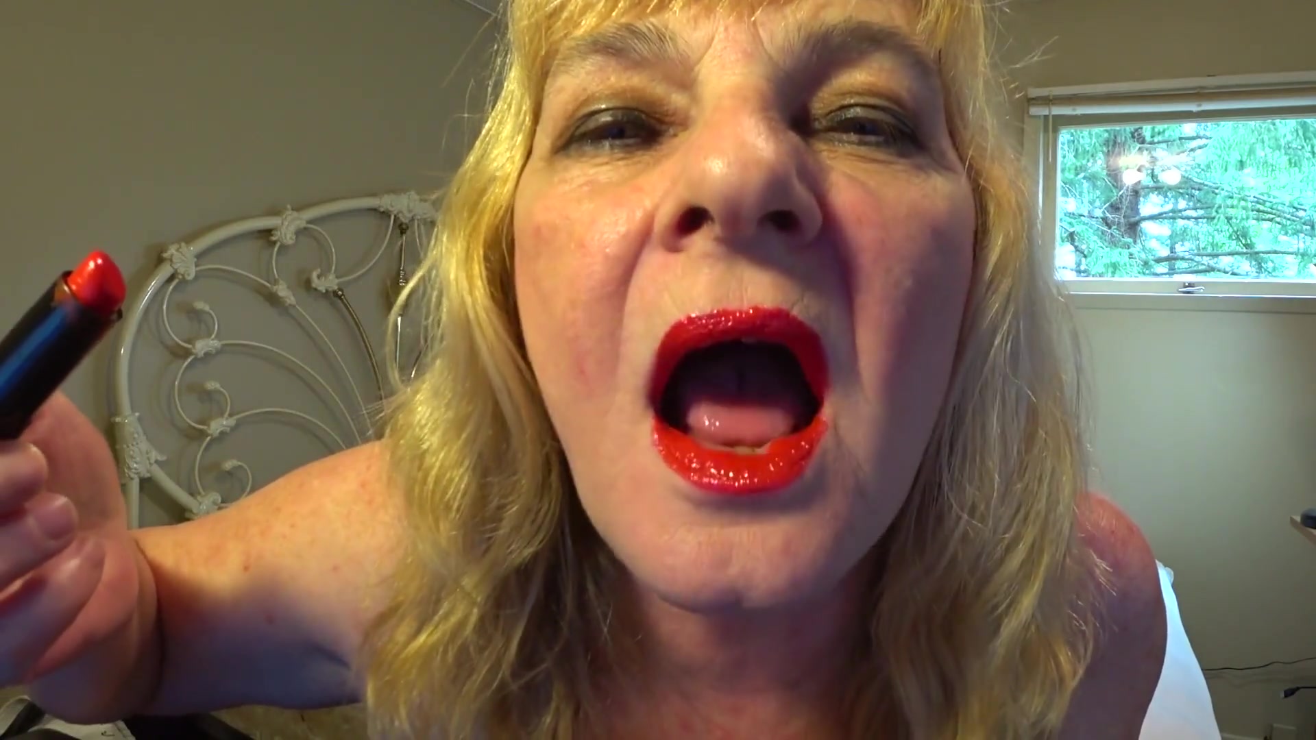 Mesmerised By My Sweet Red Lips - TacAmateurs