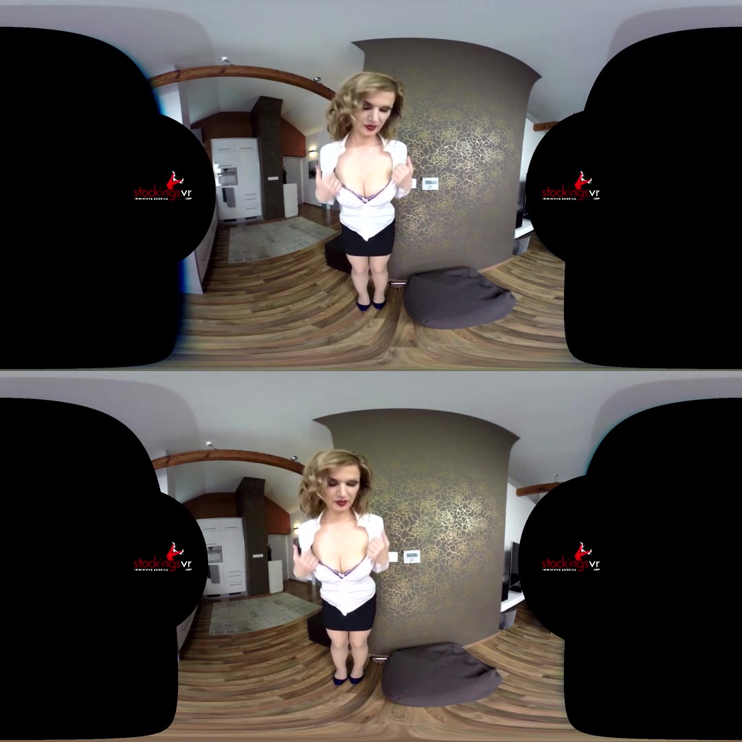 Carol Goldnerova in Crotchless Carol Gold - StockingsVR